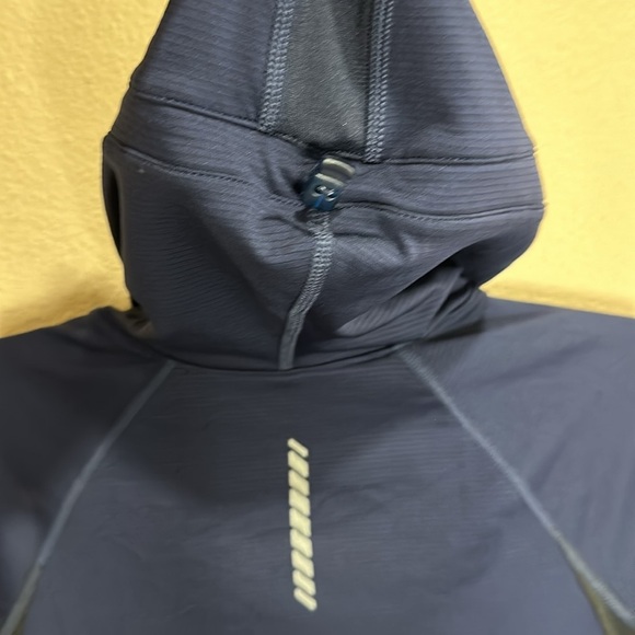 UNDER ARMOUR Ladies’ Cold Gear No Breaks Balaclava Running Hoodie, Size M, EUC - Picture 8 of 11